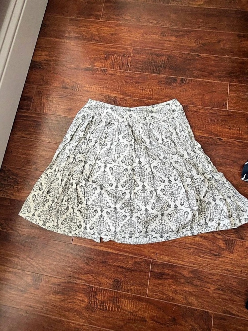 LOFT Paisley pleated Skirt in White & Black Size 10 Like New